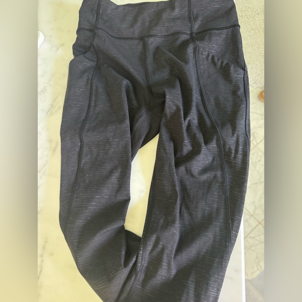 Lulu lemon capris 25 black with grey speckle size 6 perfect-